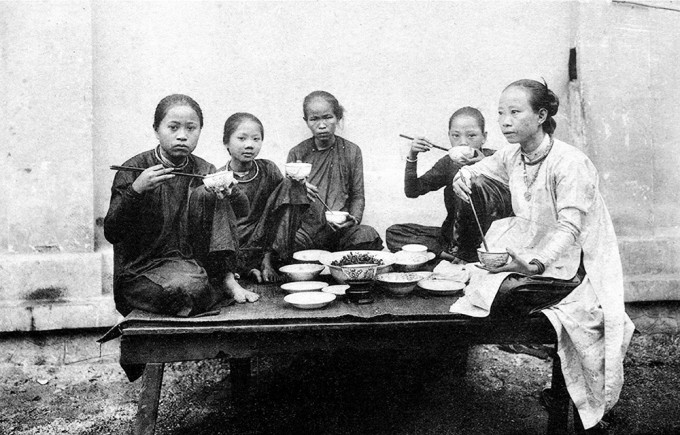 Khung cảnh bình yên của một gia đình ở miền Nam Việt Nam khi quây quần cùng ăn bữa cơm.