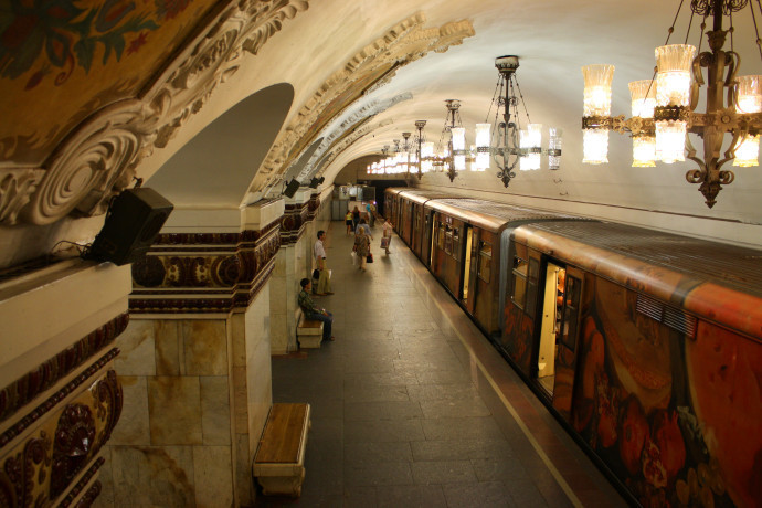 Nhiều du khách khi tới Moscow đều lựa chọn di chuyển bằng tàu điện ngầm để có cơ hội chiêm ngưỡng vẻ đẹp của một số trạm ga tàu điện. Nhiều trạm được trang trí bằng hệ thống đèn chùm, tranh tường khổ lớn, cột đá cẩm thạch…