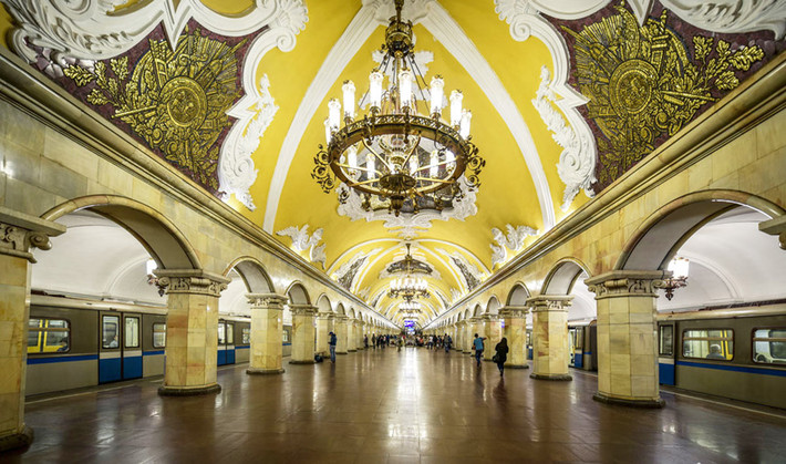 Không chỉ đóng vai trò quan trọng trong lĩnh vực giao thông, mỗi trạm tàu điện ngầm ở Moscow đều được bài trí trang trọng, tinh tế và ấn tượng.