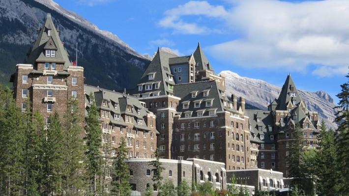 Khách sạn Banff Spring ở Canada được đánh giá là một trong những địa điểm đáng sợ nhất thế giới. Người dân địa phương kể rằng đã xảy ra nhiều chuyện ma quái, bí ẩn ở nơi này.