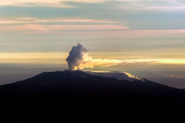 Núi lửa Nevado del Ruiz nằm cách Bogota, thủ đô của Colombia khoảng 129km về phía tây. Gần đây, các chuyên gia phát hiện núi lửa từng khiến 25.000 người thiệt mạng này có dấu hiệu sắp "thức giấc".