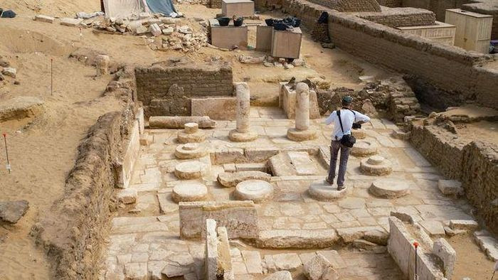 Một kho báu "vượt thời gian" mới lộ diện tại nghĩa địa cổ Saqqara thuộc Ai Cập sau khi các chuyên gia tiến hành cuộc khai quật ở địa điểm này. Họ đã phát hiện tàn tích một ngôi đền cổ với những bức phù điêu tuyệt đẹp. Không những vậy, họ còn phát hiện 3 ngôi mộ có niên đại khoảng 3.300 tuổi chôn cất những nhân vật thú vị.