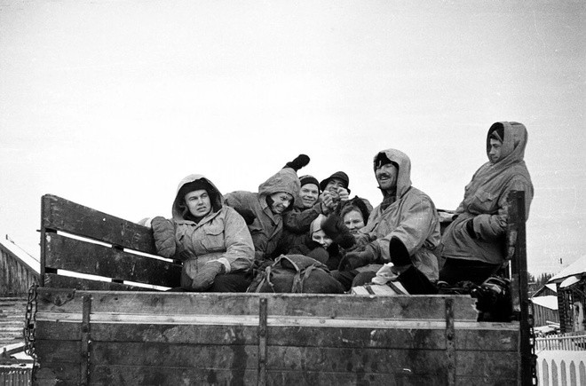 Thảm kịch bắt đầu vào ngày 27/1/1959. Khi ấy, 10 sinh viên của Học viện Bách khoa Ural do Igor Dyatlov (23 tuổi) dẫn đầu thực hiện chuyến đi bộ leo núi đường dài trong 14 ngày trên núi Otorten ở tỉnh Sverdlovsk (Liên Xô). Lộ trình leo núi này được xếp vào cấp độ III, tức cấp độ khó khăn nhất với nhiệt độ âm 30 độ C.