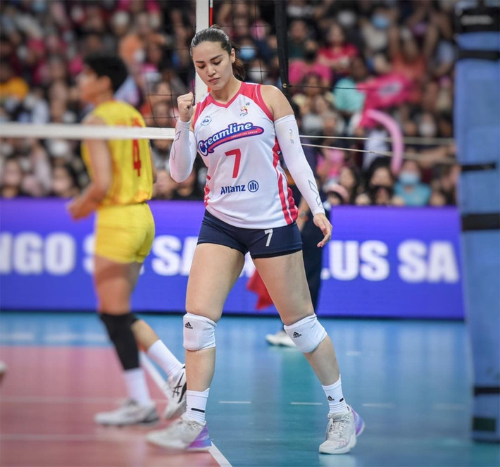 Michele Gumabao sinh năm 1992, là thành viên của đội tuyển bóng chuyền nữ Philippines tham dự SEA Games 32 tại Campuchia. Cô được truyền thông dự đoán là cái tên nổi bật khi đội tuyển nữ Việt Nam chạm trán Philippines tại bảng B của đại hội lần này.