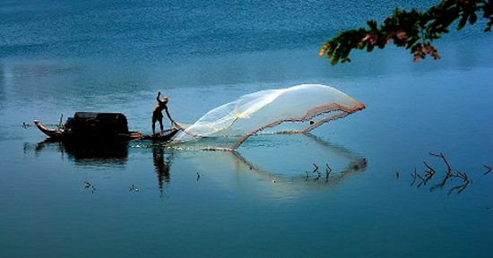 Vào những năm 1980, một ngư họ Trần sống tại một ngôi làng ở Trùng Khánh, Trung Quốc đã vô tình vớt được báu vật mà không hay biết. Vào một ngày, ông Trần mang lưới đo đạm cá trên sông Gia Lăng từ sáng sớm. Khi kéo lưới lên thấy nặng, ông cứ ngỡ bắt được nhiều cá. Tuy nhiên, sau khi thu lưới, ông nhận thấy đó là một cột sắt.