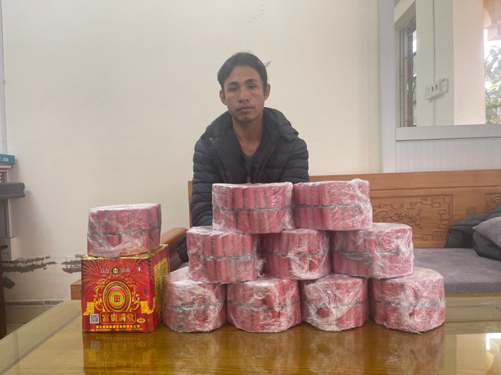 Tàng trữ trái phép 8,5kg pháo nổ tại thị xã Kinh Môn: Khoảng 12h30 ngày 8/12, tại khu vực cầu Dinh, thuộc địa phận khu dân cư Nhất Sơn, phường Thái Thịnh, thị xã Kinh Môn, Phòng Cảnh sát kinh tế Công an tỉnh phối hợp với Công an phường Thái Thịnh bắt quả tang đối tượng Vũ Văn Thưởng (sinh năm 1987, thôn 1, xã Chính Mỹ, huyện Thủy Nguyên, Hải Phòng) có hành vi tàng trữ trái phép hàng cấm. Qua kiểm tra, lực lượng Công an phát hiện, thu giữ 1 giàn pháo nổ loại 36 quả và 10 bánh pháo, mỗi bánh dài, tổng khối lượng 8,5 kg. Tại cơ quan Công an đối tượng khai nhận mua số pháo trên về sử dụng trong dịp Tết.