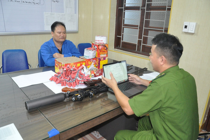 Tàng trữ trái phép 4 khẩu súng và hơn 10 kg pháo nổ: Ngày 24/11, phòng Cảnh sát hình sự Công an tỉnh Hải Dương phối hợp với Công an huyện Thanh Miện và Công an xã Tứ Cường (huyện Thanh Miện) phát hiện bắt giữ Nguyễn Văn Bắc (SN 1979, ở xã Tứ Cường, huyện Thanh Miện, tỉnh Hải Dương) tàng trữ trái phép 4 khẩu súng cùng hơn 10 kg pháo nổ. Tại cơ quan Công an, Bắc khai nhận số tang vật trên được mua tại Lạng Sơn vào hồi tháng 5/2022.