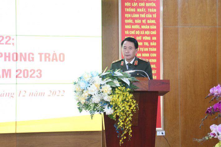 Trung tướng Lê Quốc Hùng, Uỷ viên Trung ương Đảng, Thứ trưởng Bộ Công an ghi nhận, đánh giá cao những kết quả, thành tích mà cán bộ chiến sỹ Công an Quảng Ninh nỗ lực đạt được năm 2022. Hoàn thành 100% chỉ tiêu của Bộ Công an giao, trong đó nhiều chỉ tiêu cao hơn bình quân chung cả nước.