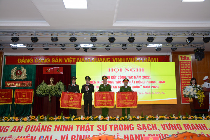 Tại hội nghị, Đại tá Đinh Văn Nơi, Giám đốc Công an tỉnh Quảng Ninh được Chủ tịch nước Nguyễn Xuân Phúc tặng thưởng Huân chương Chiến công hạng Nhì. Cũng trong chương trình hội nghị, lãnh đạo Bộ Công an, lãnh đạo Tỉnh Quảng Ninh, lãnh đạo Công an tỉnh đã trao tặng Cờ thi đua Bộ Công an, Cờ thi đua của UBND tỉnh, Bằng khen của UBND tỉnh, danh hiệu "Đơn vị quyết thắng" cho các tập thể, cá nhân có thành tích xuất sắc trong công tác năm 2022.