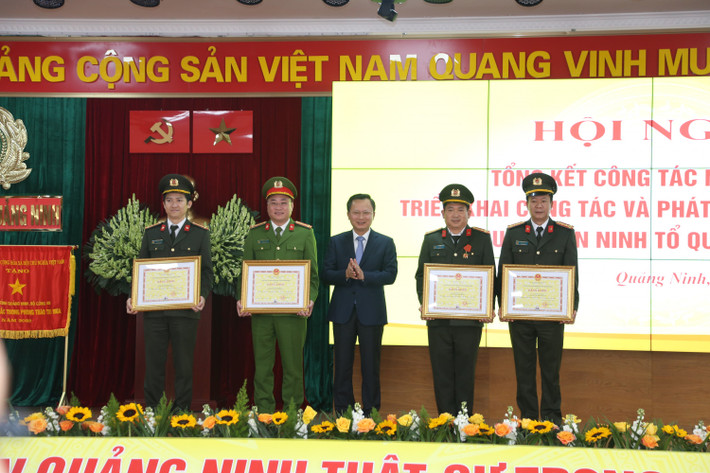 Ông Cao Tường Huy trao Bằng Khen của Chủ tịch UBND tỉnh Quảng Ninh cho các đồng chí lãnh đạo Công an tỉnh có thành tích xuất sắc trong phong trào thi đua "Vì an ninh Tổ quốc" năm 2022.