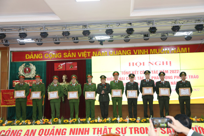 Đại tá Đinh Văn Nơi, Bí thư Đảng uỷ, Giám đốc Công an tỉnh Quảng Ninh trao danh hiệu "Đơn vị quyết thắng" cho các đơn vị. >>> Mời độc giả xem thêm video Đại tá Đinh Văn Nơi lên tiếng vụ chi 20 tỷ điều chuyển GĐCA tỉnh An Giang