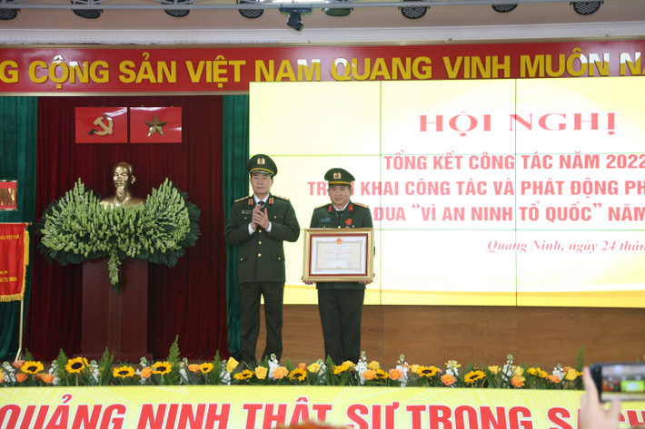 Tại Hội nghị tổng kết công tác năm 2022, triển khai công tác và phát động phong trào thi đua “Vì an ninh Tổ quốc” năm 2023 vừa được Công an tỉnh Quảng Ninh tổ chức, Đại tá Đinh Văn Nơi được trao tặng Huân chương Chiến công hạng Nhì của Chủ tịch nước.