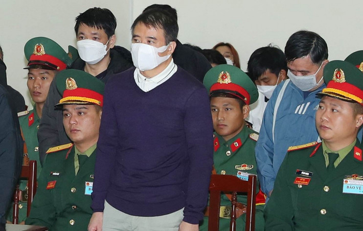 Cựu đại tá trong vụ buôn lậu gần 200 triệu lít xăng bất ngờ khai nhận hối lộ: Trong phiên phúc thẩm vụ buôn lậu gần 200 triệu lít xăng dầu ngày 27/12, cựu Đại tá, cựu Phó Cục trưởng Cục Phòng, chống ma túy và tội phạm, Bộ Tư lệnh Bộ đội biên phòng Nguyễn Thế Anh từng nói “"kêu oan suốt đời" bất ngờ thừa nhận có nhận tiền bảo kê nhập lậu xăng dầu, nhưng xin tòa xem xét lại về số tiền. Theo bị cáo, số tiền Tòa sơ thẩm quy kết tới 560.000 USD và 6,2 tỷ đồng (gần 19 tỷ đồng). “Bị cáo có thông qua cháu trai là bị cáo Nguyễn Văn An nhận tiền hối lộ, nhưng không nhiều đến vậy”, bị cáo Thế Anh nói. Theo bị cáo này, từng có lời khai nhận 240.000 USD nhưng số liệu đó không chính xác, bị cáo khai như vậy do có nhiều lý do tác động, tổng số tiền chỉ khoảng 120.000 USD.