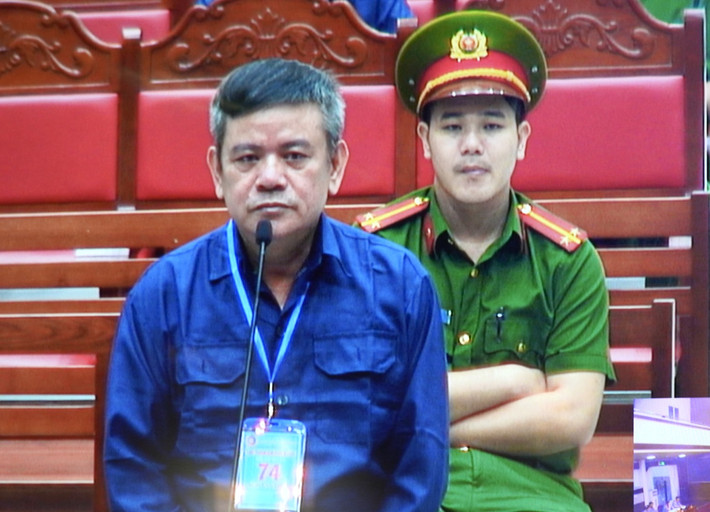 Đội trưởng chống buôn lậu nhận hối lộ tiếp tay buôn lậu hàng triệu lít xăng: Liên quan vụ án buôn lậu gần 200 triệu lít xăng giả do Phan Thanh Hữu, Đào Ngọc Viễn cầm đầu, ngày 8/12, TAND tỉnh Đồng Nai tuyên Ngô Văn Thụy - đội trưởng đội 3 Cục điều tra chống buôn lậu Tổng cục Hải quan 15 năm tù về tội "Nhận hối lộ". Thụy đã nhận hối lộ 500 triệu đồng, 10.000 USD và 1 thẻ ATM với số dư 100 triệu đồng trong tài khoản. Tại tòa, Thụy khai rằng không quen biết Phan Thanh Hữu. Hữu có một lần vào nhà Thụy và nói có chút quà Tết cho đơn vị. "Lúc đó bản thân bị cáo không nhìn thấy quà, sau đó mới thấy bọc ni lông trong đó có 500 triệu. Sau này khi bị bắt giam, bị cáo gặp thì mới biết ông Hữu nằm trong đường dây buôn lậu xăng dầu". Về số tiền 10.000 USD và thẻ ATM để trong nhà, Thụy khai: "Lúc đó bị cáo chưa biết. Sau mấy ngày mới biết phong bì bị cáo Tứ để trong nhà bị cáo. Thực ra, lúc đó mọi người gọi là Sơn chứ không phải Tứ như bây giờ".