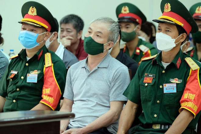 Cựu Thiếu tướng Lê Văn Minh nói "đưa bao nhiêu nhận bấy nhiêu": Tại phiên tòa sơ thẩm tháng 7/2022, bị cáo buộc trực tiếp và thông qua vợ, con gái để nhận từ ông trùm xăng lậu Phan Thanh Hữu tổng số tiền 6,9 tỷ đồng, cựu Thiếu tướng, cựu Tư lệnh Vùng Cảnh sát biển 4 Lê Văn Minh khai chưa bao giờ bàn bạc với Hữu về việc ăn chia tiền bạc.“Mỗi lần tôi vào TP.HCM, Hữu cho 150 triệu hay 200 triệu đồng và bảo em đưa mấy đồng anh tiêu", cựu thiếu tướng khai và nói rằng, ông Hữu đưa bao nhiêu thì bị cáo biết bấy nhiêu, chưa bao giờ đặt vấn đề cho tiền thì phải làm việc này, việc kia.