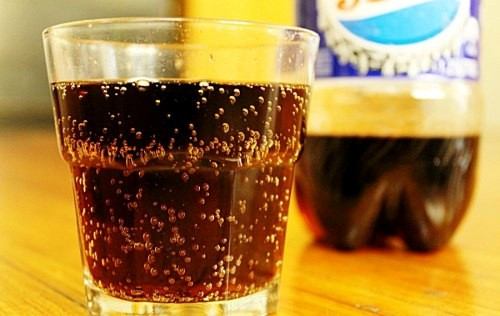 6. Nước soda: Đổ một lon soda vào bát nhỏ và đặt ở khu vực chuột thường sinh sống. Cacbon trong soda sẽ giết chết chuột không lâu sau khi chúng uống. Tuy nhiên, hãy để ý vì soda cũng rất thu hút loài kiến.