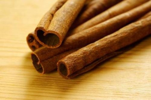3. Quế: Mùi thơm cay nồng của quế có tác dụng đuổi chuột rất hiệu quả. Bạn có thể đặt túi quế trong ngăn kéo và tủ quần áo, rắc những mảnh quế tươi hoặc khô xung quanh tủ và hang chuột. Một vài miếng bông thấm tinh dầu quế cũng khiến chuột tránh xa.