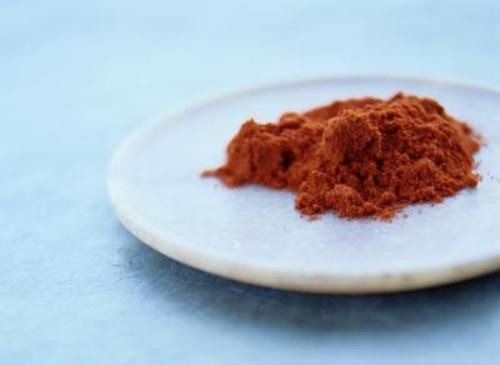 2. Ớt: Bột ớt hoặc những miếng ớt nhỏ có thể ngăn ngừa sự xâm nhập của lũ chuột. Bạn nên rắc bột ớt xung quanh nhà, hang chuột hoặc những nơi chúng có thể tới. Bạn cũng có thể tiêu diệt chuột ở ngoài vườn bằng cách pha dung dịch nước với 1-2 muỗng ớt bột, thêm vài giọt chất tẩy rửa, một muỗng canh dầu thực vật. Xịt dung dịch này ngoài vườn, xung quanh nhà để làm thoáng không khí và xua đuổi chuột.