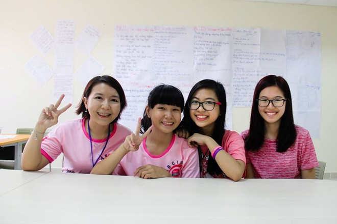 Phương và cô giáo cùng các nữ sinh trường Quốc tế Canada trong trang phục trẻ trung, nụ cười rạng rỡ.