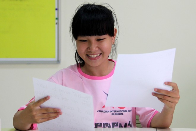 "Ngày áo hồng" (Pink T-Shirt Day) xuất hiện vào năm 2007 từ vụ một nam sinh lớp 9 là Charles McNeill ở Canada bị bắt nạt. Nhà nghèo, Charles đến lớp với chiếc áo màu hồng mua ở cửa hàng bán đồ giá rẻ và bị bạn bè trêu chọc, đánh đập. Sau khi được 2 anh khóa trên giải cứu, hôm sau, tất cả học sinh trường Charles đều mặc áo hồng. Ngày đặc biệt này lan tỏa khắp 25 nước và được Liên Hợp Quốc công nhận năm 2012. Ngày 20/3, trường Quốc tế Canada tại TP HCM cũng tổ chức sự kiện này. Em Hồng Phương, nữ sinh Trà Vinh bị đánh, cũng tham dự.
