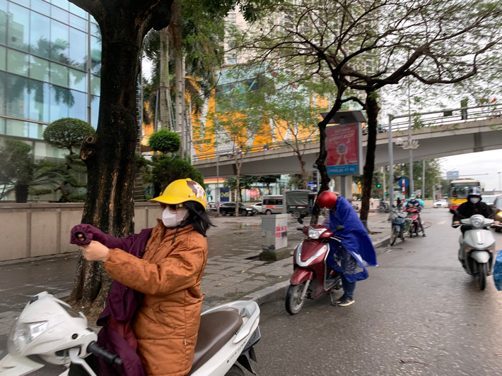 Việc nhiều người bất ngờ dừng lại mặc áo mưa cũng khiến giao thông bị gián đoạn. Nhiều đoạn đường bị ùn tắc cũng do xe máy dừng lại.