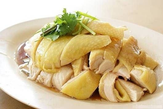 Gà là món ăn không thể thiếu trong ngày Tết ở xứ Nghệ. Với quan niệm, thịt gà là món ăn ngon nhất và có nhiều dưỡng chất, nên trong dịp Tết gia đình nào cũng cố gắng chuẩn bị vài ba con gà, vừa để cúng lễ, vừa để làm cỗ đãi khách.