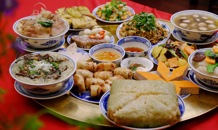 Ở xứ Nghệ, các món ăn trong bữa cơm ngày Tết thường là những món ngon nhất trong năm và phần lớn là những món chỉ dành riêng cho dịp Tết hoặc lễ hội, cưới hỏi, như: bánh chưng, bánh tét, gà luộc, thịt bò rim, thịt nấu giả cầy, thịt nấu đông, cá thu, giò lụa, giò hoa, hành muối, dưa món…