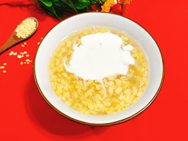Trong dịp Tết ở xứ Nghệ, ngoài các món mặn nêu trên, người ta thường nấu các loại chè, bánh ngọt để làm bữa phụ, như: chè khoai vạc, chè kê, chè đỗ xanh, chè kho, bánh ngào, bánh ong, bánh rán nhân đậu… Các món ăn này góp phần làm cho bữa ăn ngày Tết của người xứ Nghệ thêm đậm đà, ấm cúng, phong phú và đa dạng.