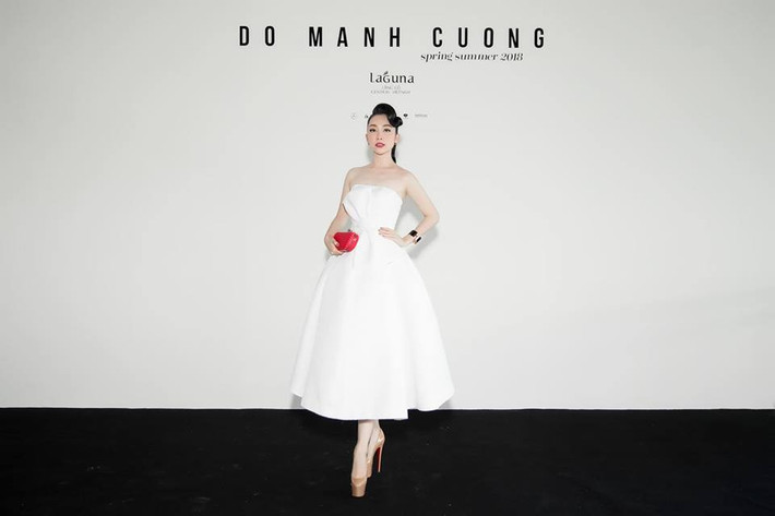 Diện chiếc đầm trắng cúp ngực đơn giản song nhìn Linh Nga như một nàng búp bê ngoài đời thực.