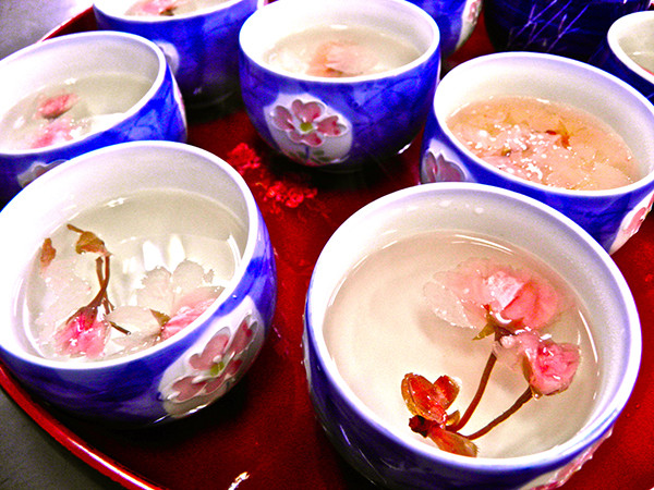 Người Nhật thích uống trà Sakura vì nó là đồ uống bổ dưỡng, không chỉ giúp thư giãn mà còn giúp trẻ hóa tế bào, tăng cường hệ thống miễn dịch. Rất nhiều quán nước, nhà hàng ở Tokyo có phục vụ loại trà này để khách du lịch thưởng thức trong chuyến ghé thăm xứ sở hoa anh đào.