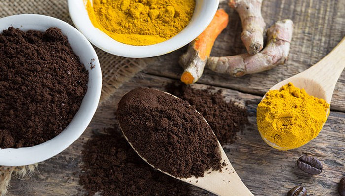 Săn chắc da: Lấy 2 muỗng canh mật ong và 2 muỗng bột cà phê trộn. Bôi hỗn hợp lên mặt và để yên trong 10-15 phút. Sau đó rửa sạch bằng nước ấm.