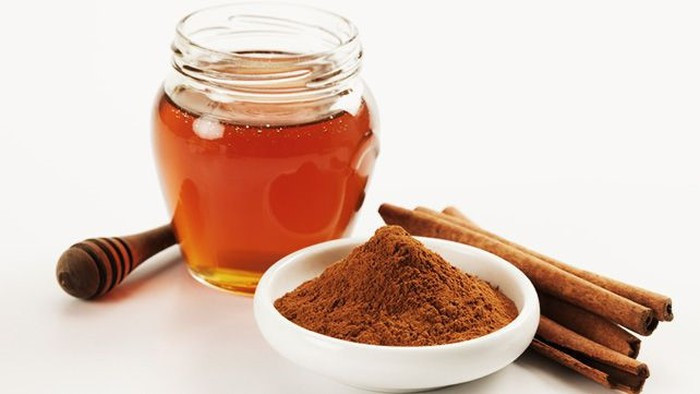 Trị mụn trứng cá: Lấy ¼ muỗng cà phê bột quế và 2 muỗng canh mật ong trộn đều. Bôi lên mặt và để yên trong 5 phút. Sau đó rửa sạch mặt.