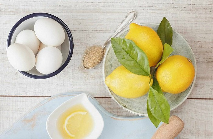Trị sạch mụn đầu đen: Lấy 1 muỗng canh lòng trắng trứng và một thìa nước chanh đánh thành hỗn hợp. Bắt đầu thoa lên mặt và cổ. Rửa sạch bằng nước ấm sau 15-20 phút.