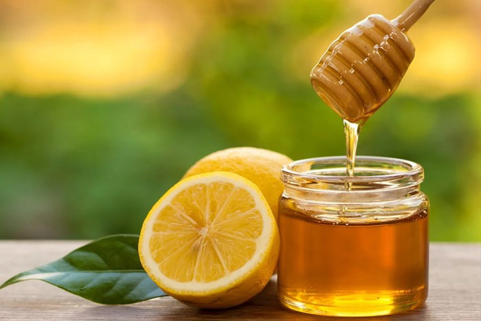 Dưỡng da căng mịn và sáng: Trộn 2 muỗng mật ong và 1 muỗng chanh bôi lên mặt. Để yên trong 15 phút và sau đó rửa sạch bằng nước ấm. Ảnh: BS.