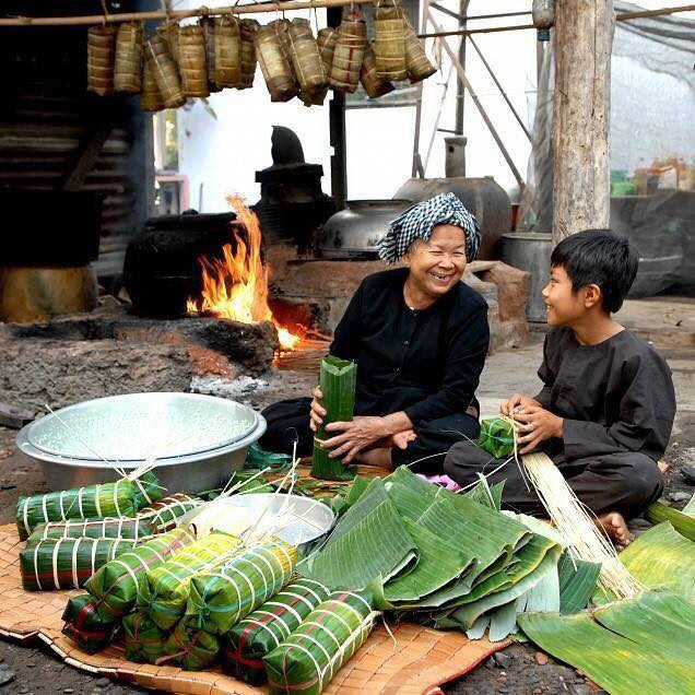 Bánh tét là món bánh tết của người miên Nam, tương tự như bánh chưng của miền Bắc. Người miền Nam gói bánh tét hình trụ dài với phần nhân dàn đều bên trong. Bánh tét mang ý nghĩa lịch sử, tượng trưng cho hình ảnh người mẹ bao bọc lấy các con.