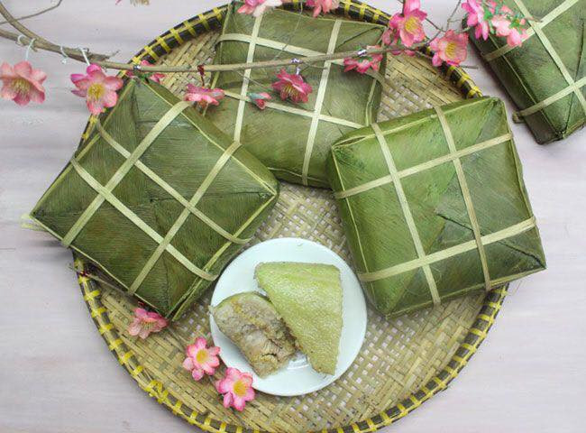 Món bánh truyền thống xuất hiện từ thời vua Hùng, bánh chưng hình vuông tượng trưng cho mặt đất. Những sợi dây lạt buộc chặt bên ngoài dùng để xắt bánh còn thể hiện tinh thần đoàn kết, gắn bó của những thành viên trong gia đình; sự gắn kết của toàn dân tộc.