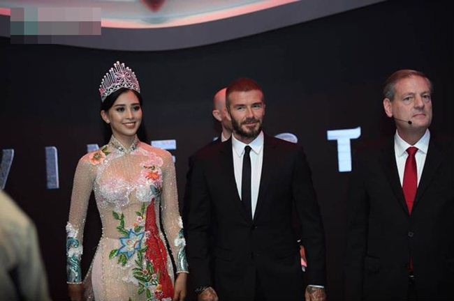 Hoa hậu Tiểu Vy là một trong những mỹ nhân Việt mặc áo dài lộ nội y gây tranh cãi gần đây tại sự kiện ra mắt ô tô của Vinfast.