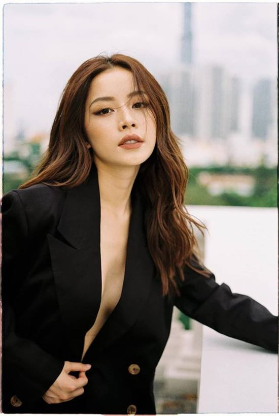 Chi Pu không ít lần khoe vòng 1 với áo blazer.