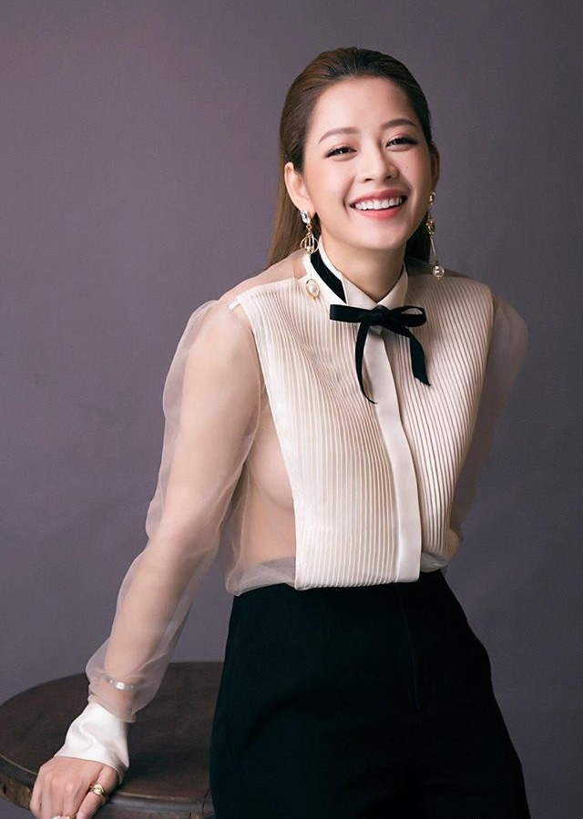 Mặc áo sơ mi, cô cũng thả rông vòng một.