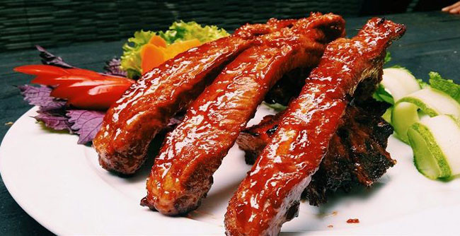 Bạn có thể nướng bếp than hoặc dùng lò nướng, lưu ý khi sườn vàng đều thì lấy ra phết một lớp mật ong rồi nướng tiếp nhé. Món sườn ngon ăn cùng salad cả nhà đều thích.