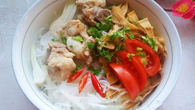 Cho sườn vào xào cùng với măng trong khoảng 5 phút, sau đó cho nước vào nồi và ninh sườn cùng với măng trong khoảng 40 phút cho đến khi sườn mềm. Nêm nếm canh sườn măng với nước mắm/gia vị và hạt tiêu. Chần bún cho nóng, sau đó múc canh ra bát, rắc hành lá, mùi tàu và mùi thái nhỏ lên trên cho đẹp. Nguồn ảnh: Internet.