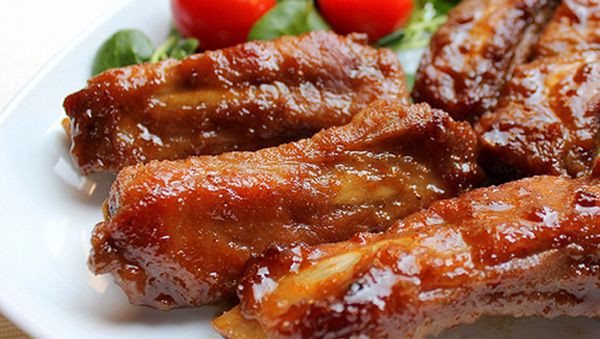 Sườn nướng mật ong: Sườn luộc sơ qua một lần nước rồi để ráo, chặt thành khúc dài khoảng 7-10cm. Ướp sườn với tỏi băm, ớt băm, một ít tiêu, mật ong, nước mắm, hạt nêm, nước cốt chanh, dầu ăn, bột ngọt rồi trộn đều và để ngấm trong 30 phút, tiếp theo cho sườn vào tủ lạnh khoảng 2 tiếng nữa rồi mới đem nướng.
