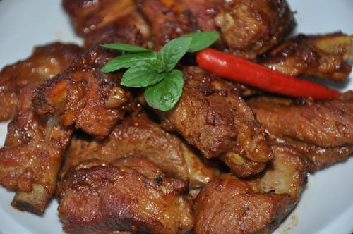 Sườn rán kiểu truyền thống: Nếu là người ngại nấu nướng hay không phải một “đầu bếp” tài ba thì bạn có thể làm sườn rán theo kiểu truyền thống với cách vô cùng đơn giản. Vừa dễ làm lại ngon, đảm bảo chẳng có lý do gì mà chối từ món ăn này.