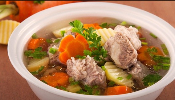 Sau đó thả các loại củ quả vào ninh tiếp cho đến khi mềm. Nêm nếm thêm gia vị cho vừa miệng rồi cho hành lá xắt nhỏ là hoàn thành.