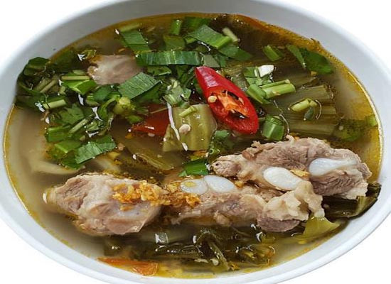 Dưa chua đem xào với chút dầu ăn cho se lại, sau đó cho sườn vào, thêm chút nước xâm xấp mặt dưa rồi om với lửa nhỏ, khi thấy sườn đã mềm thì thêm lượng nước vừa ăn, thả vài lát ớt nếu bạn ăn cay, đun sôi rồi tắt bếp.