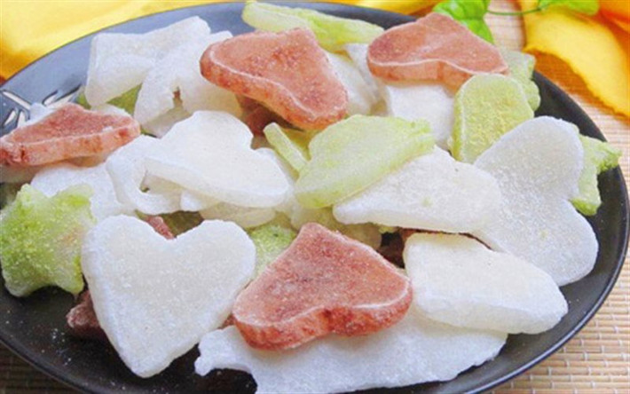 Mứt dừa non dạng miếng ăn rất ngon vì mứt khá dẻo và dai chứ không bị cứng cứng như mứt dừa làm từ dừa bánh tẻ. Món mứt dừa non vị sữa, trà xanh, cacao giòn giòn sần sật lại ngọt dịu rất thích hợp để đãi khách vào dịp Tết.
