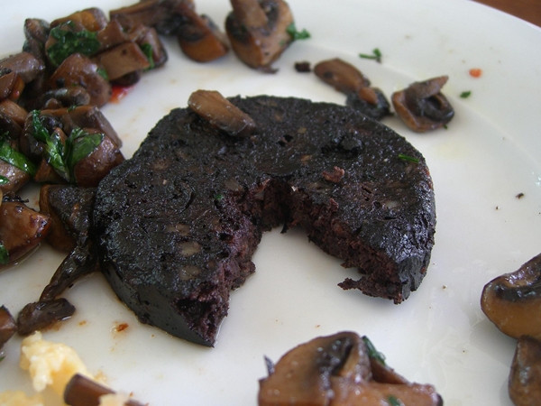 Bánh pudding đen: Đây thực chất là một dạng xúc xích đặc biệt được làm từ tiết lợn, bột lúa mạch, mỡ lợn và muối. Nguyên liệu làm bánh có thể thay đổi theo từng vùng miền. Ở nhiều nơi, người ta thay thế tiết lợn bằng tiết bò hoặc tiết cừu.