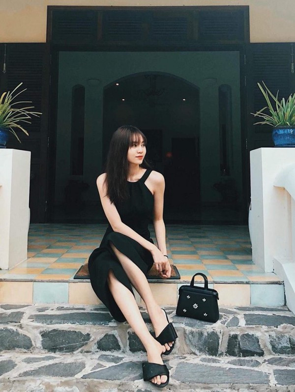 Chỉ diện đầm đen đơn giản nhưng Ninh Dương Lan Ngọc cũng đủ thu hút mọi ánh nhìn vì nhan sắc xinh đẹp.