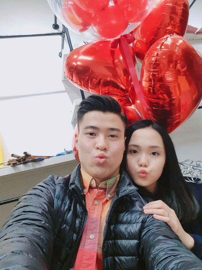 Cầu thủ Duy Mạnh mặc sơ mi kẻ caro, khoác áo phao đen giản dị, "tự sướng" với bạn gái xinh đẹp Quỳnh Anh.