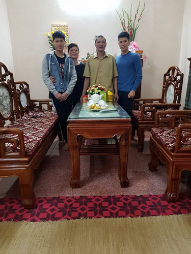 Trang phục du xuân của các cầu thủ Việt vô cùng phong phú, từ giản dị đến lịch lãm, thể thao. Tết năm ngoái, Đình Trọng mặc áo thun giản dị đón xuân ấm áp bên gia đình.